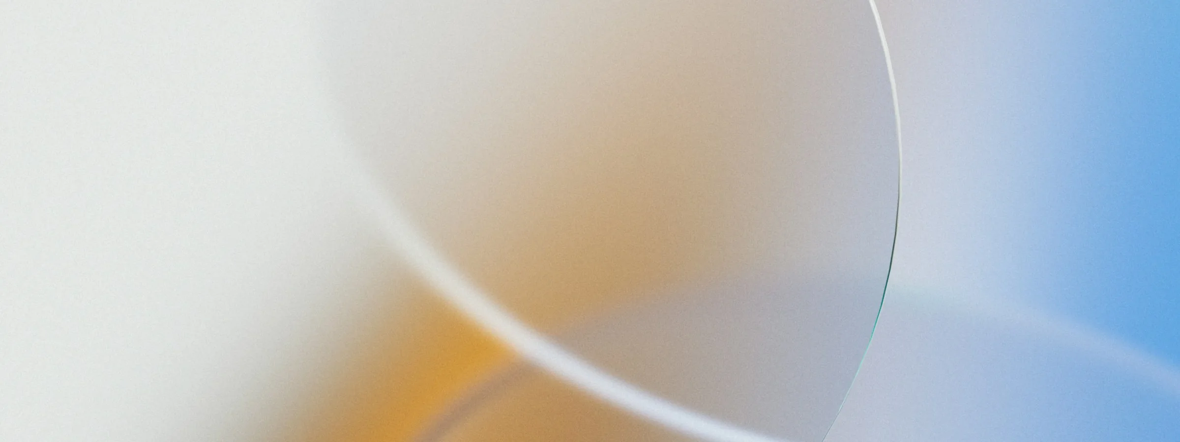 Cercle de verre dans une lumière claire, reflets bleus et dorés