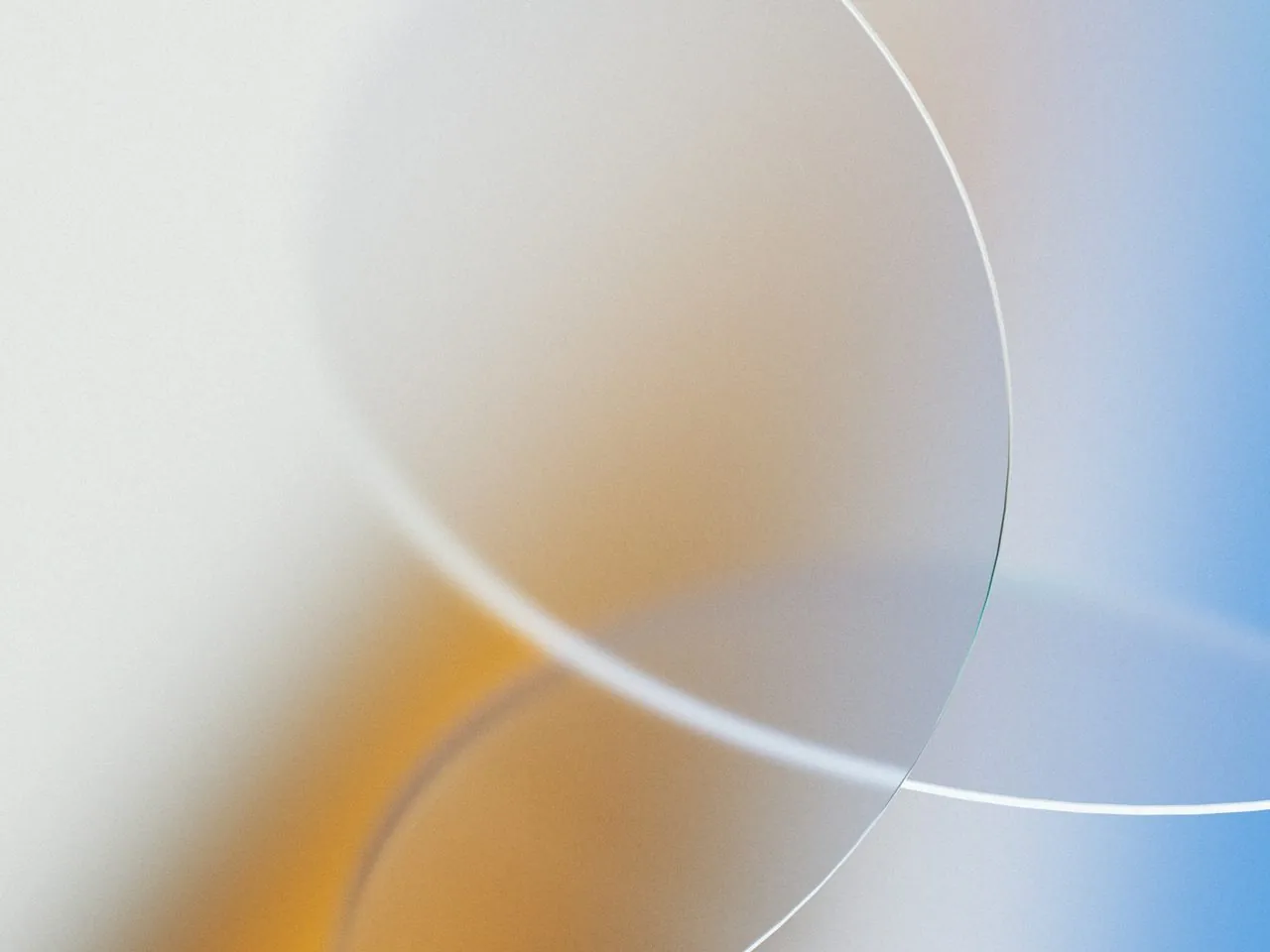 Cercle de verre dans une lumière claire, reflets bleus et dorés