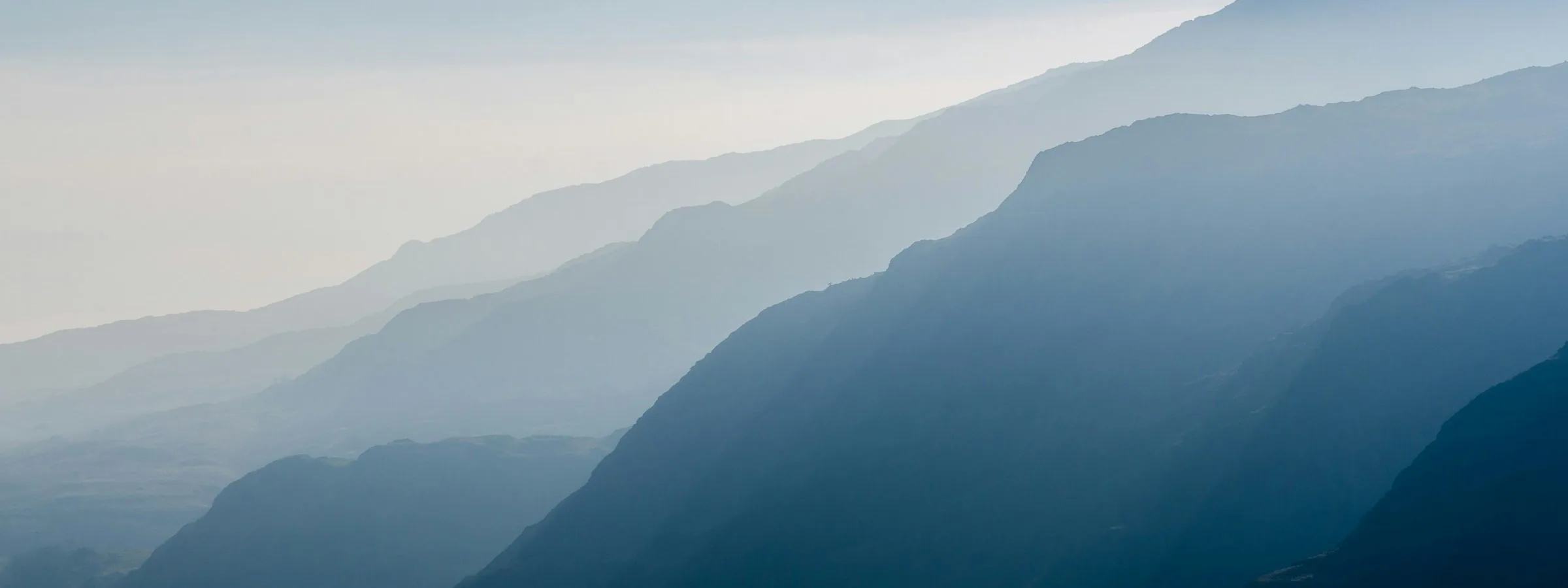 Crêtes de montagne étagées dans la brume