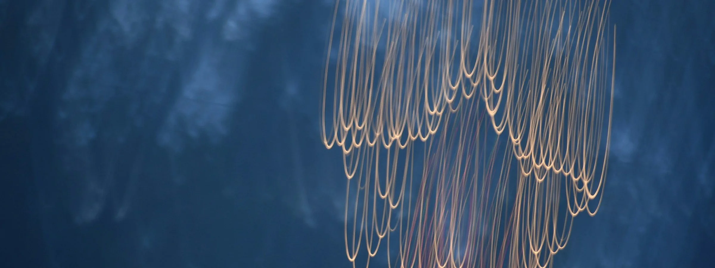 Fils de lumière dorée sur fond bleu