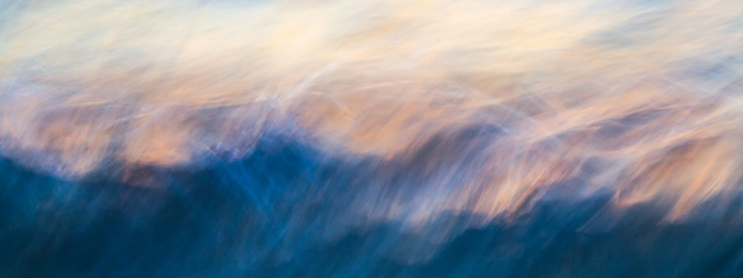 Vague en mouvement, bleu profond traversé de lumière